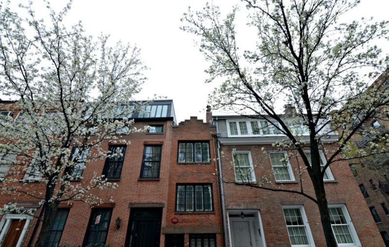 one of the top West Village attractions is the narrowest house in NYC at 75-½ bedford