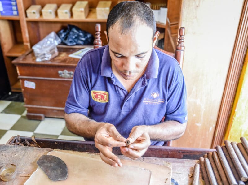 things to do in santo domingo - cigar rolling