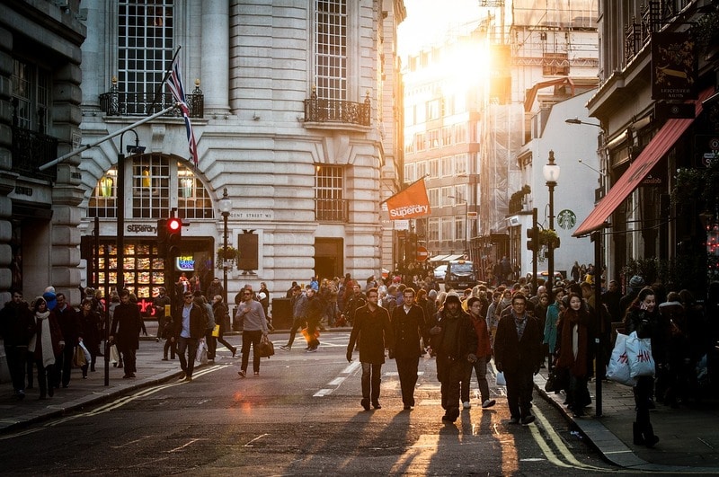 how to avoid pickpockets crowd