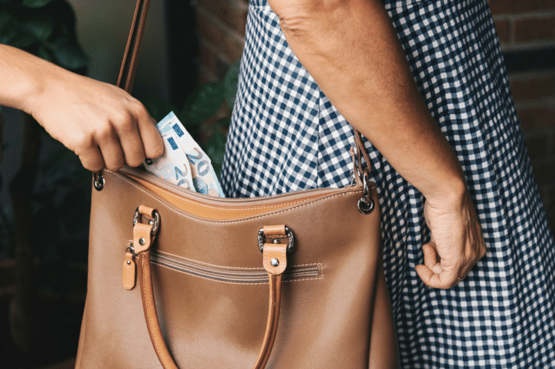 how to avoid pickpockets