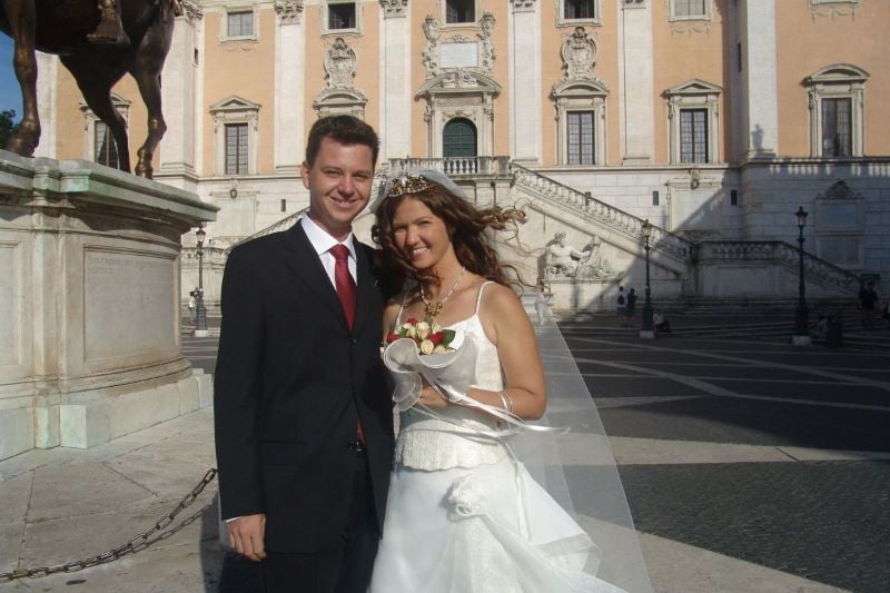 Wendy met her husband while working as a tour guide in Rome, where they later got married. 