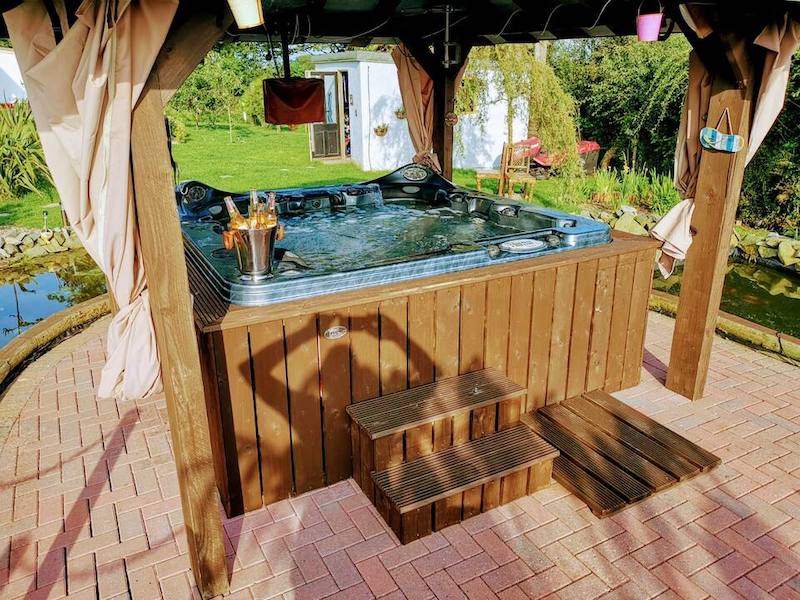 Hotels with private hot tubs in Ireland from Airbnb