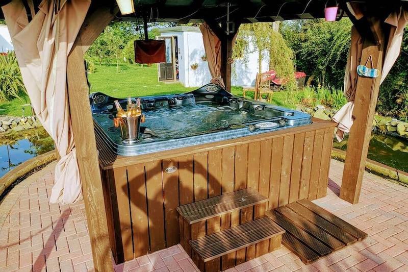 Hot tub hotels in an Ireland travel guide