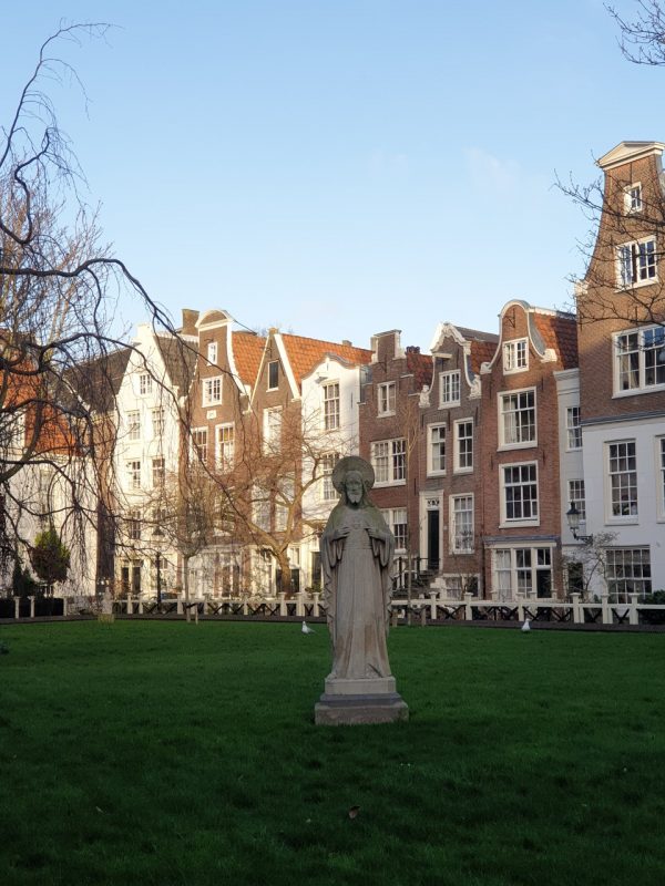 Visiting The Begijnhof is one of the top things to do in Amsterdam on your own