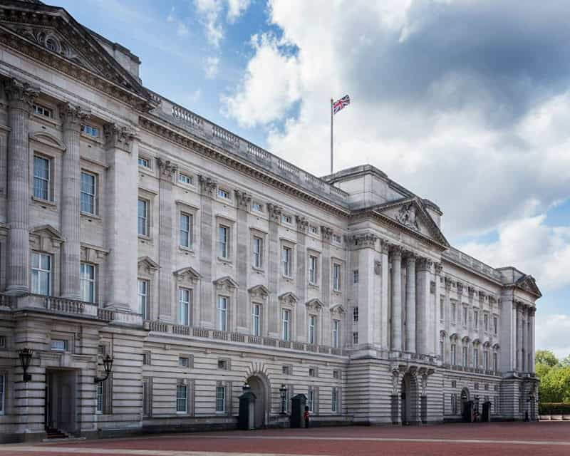 Visiting Buckingham Palace on a solo trip to London