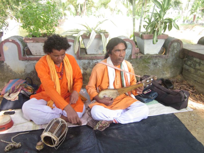 Locals doing a live performance in Bolpur Shantiniketan on a solo trip to India