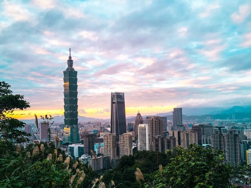 sunset view from Elephant Mountain in Taipei during solo travel in Taiwan