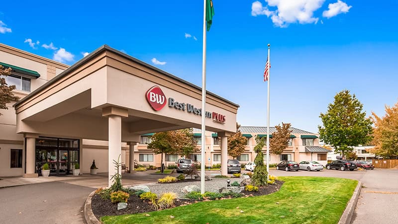 Best Western Plus Edmonds Harbor Inn is one of the top hotels in Seattle with hot tubs in room.