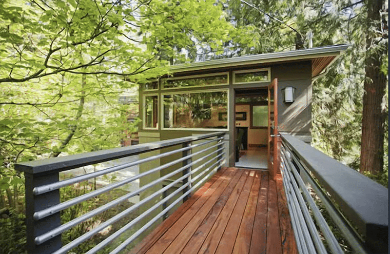 The Seattle Urban Tree House is one of the best hotels in Seattle with hot tubs in room
