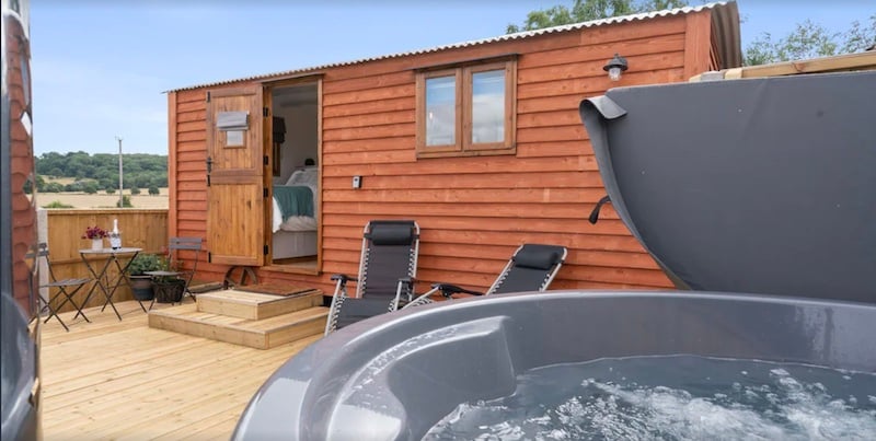 romantic cottage in the Cotswolds with private outdoor hot tub