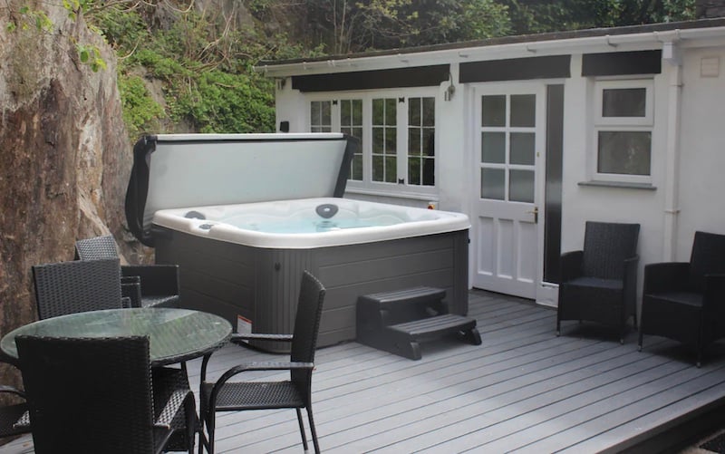 Lake District cottage with a private hot tub on the back porch