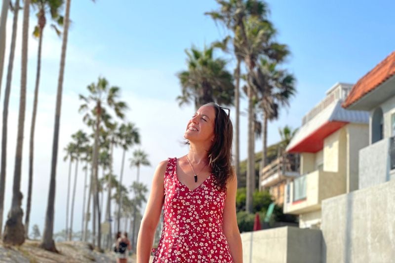 woman traveling solo in Los Angeles and walking Venice Beach