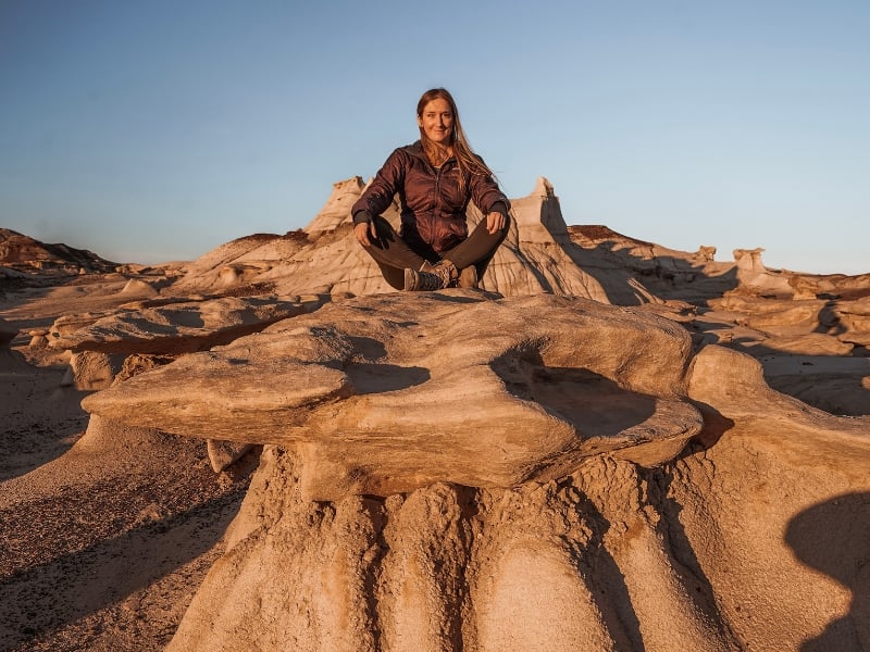 solo female traveler in Dubai posing in the desert