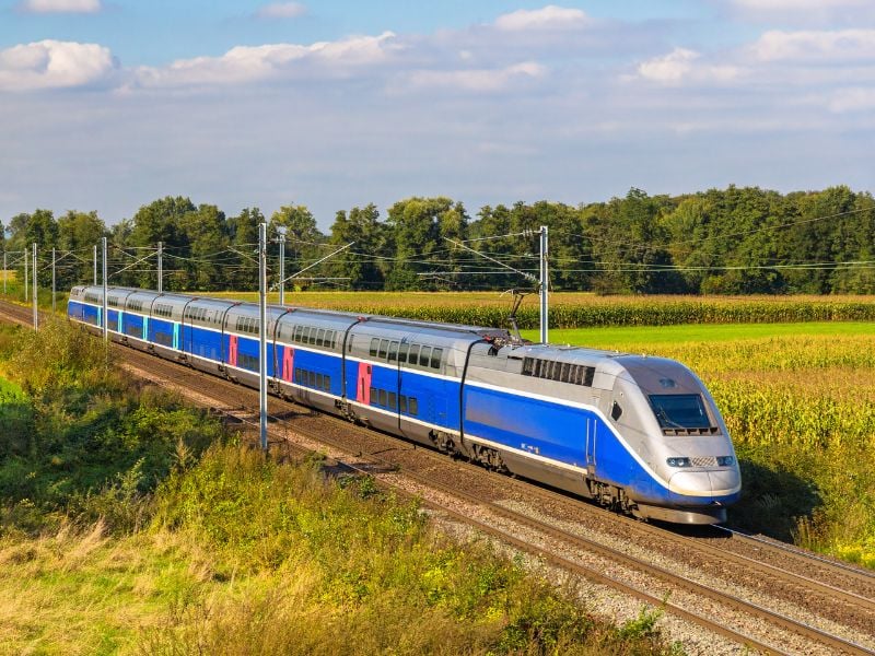 solo female traveler in France taking the train