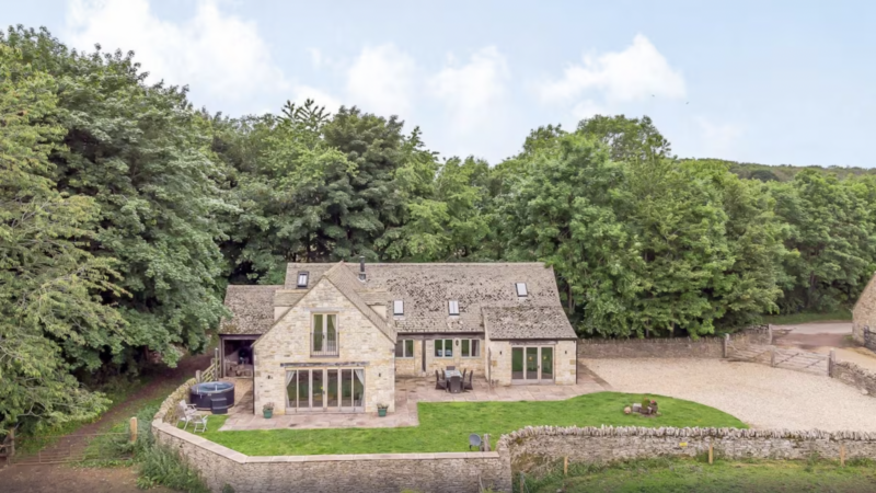 quaint Cotswolds cottage with a hot tub at Owls Roost