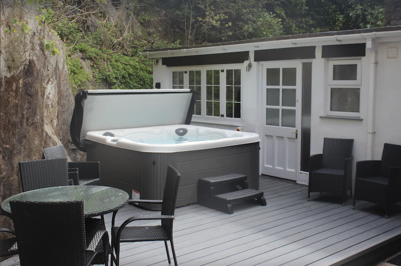 lodge with outdoor hot tub in the Lake District in England