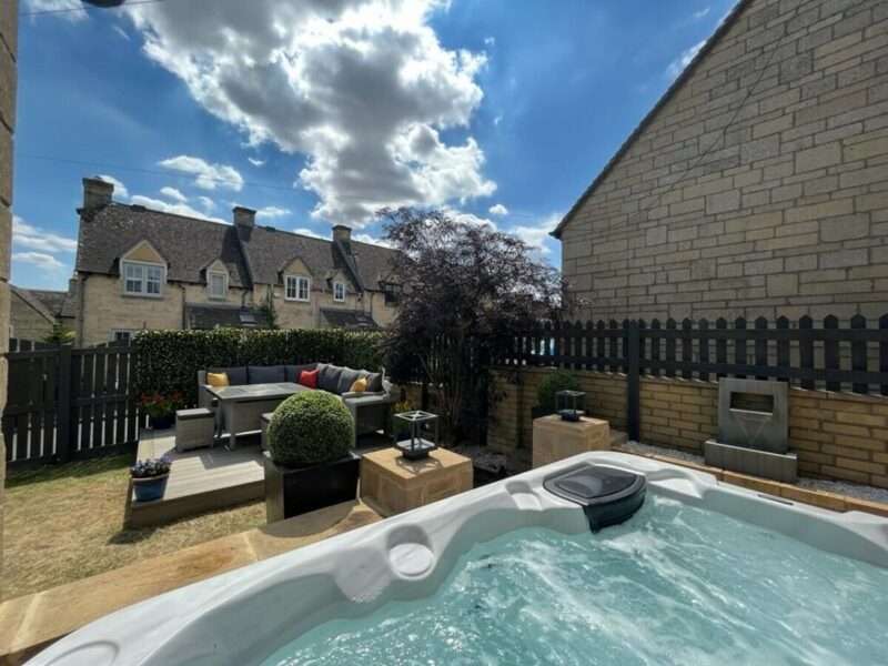Stow-on-the-Wold cottage with an outdoor hot tub and picnic area