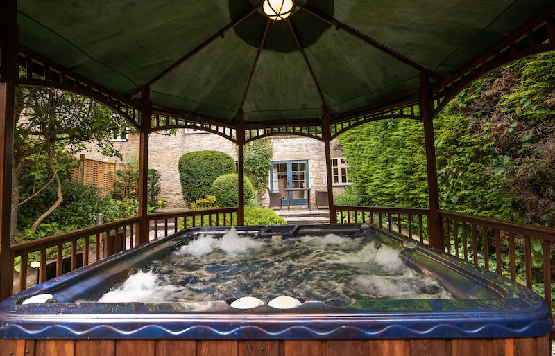 Cotswolds cottage with private hot tub at the Swan Hotel Bibury