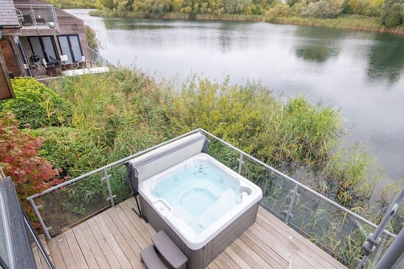 outdoor hot tub in the Cotswolds at Waterside Lodge 