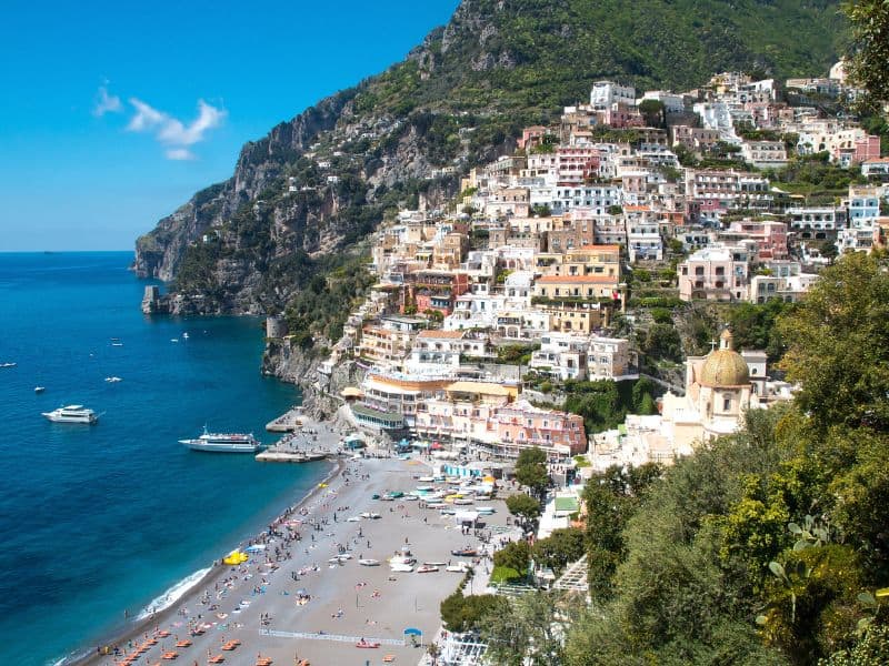 solo female traveler in Italy visiting Positano Beach