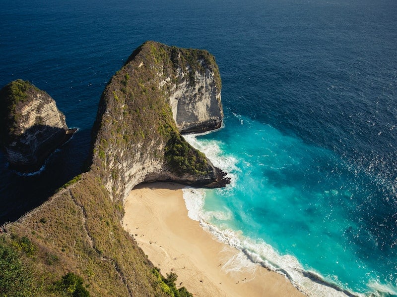water lapping up onto the shores of Kelingking Beach on Nusa Penida