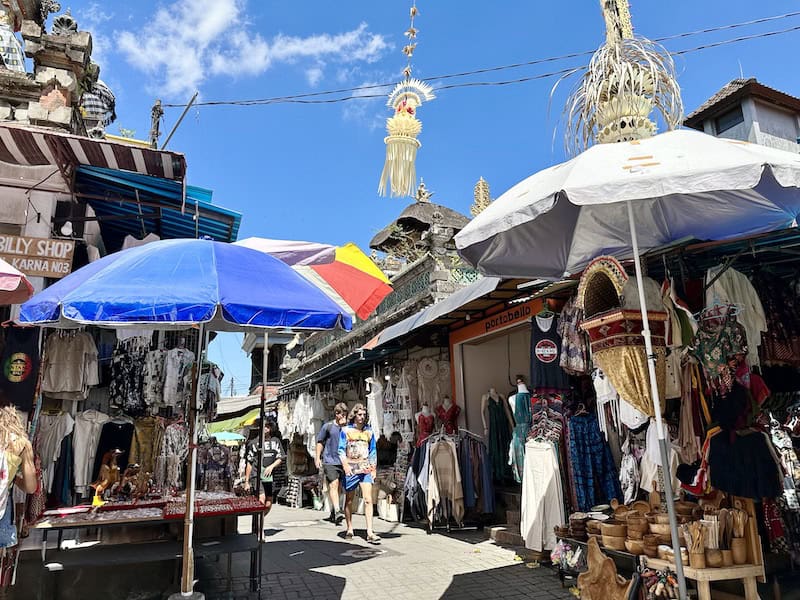 traveler wandering around a market during 3 days in Ubud