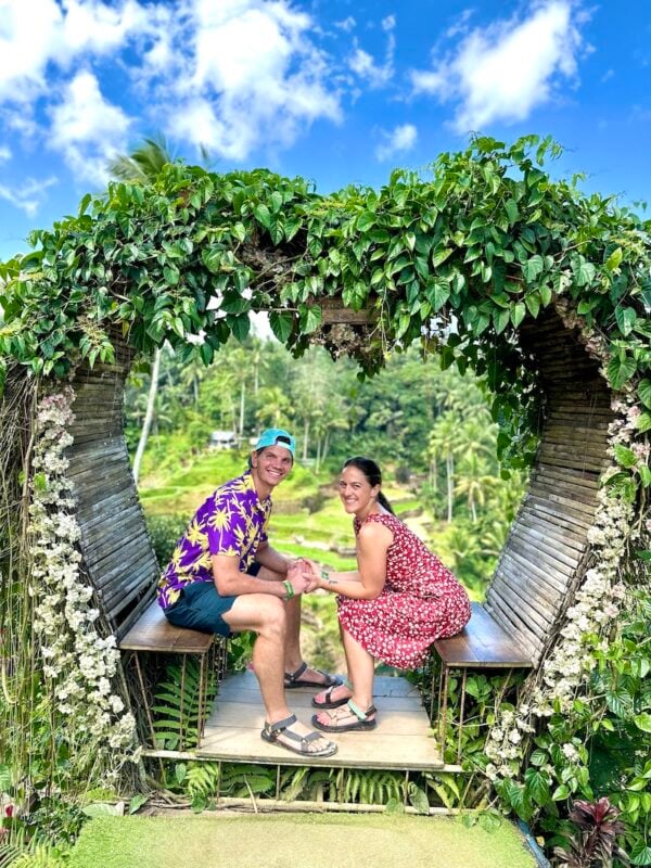 couple posing on a heart-shaped bench at Tegalalang Rice Terrace during 3 days in Ubud