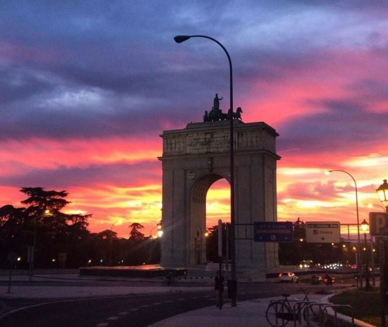 Arco de Concordia in Madrid under a purple and pink sky sunset