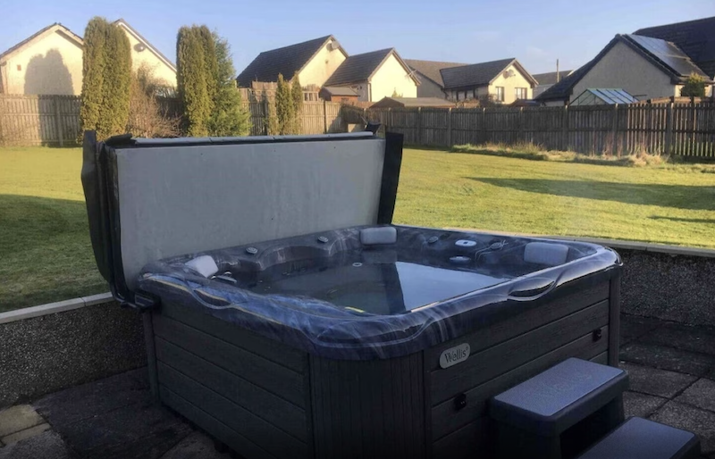 outdoor Jacuzzi at the Pippin Cottage near Glasgow, Scotland