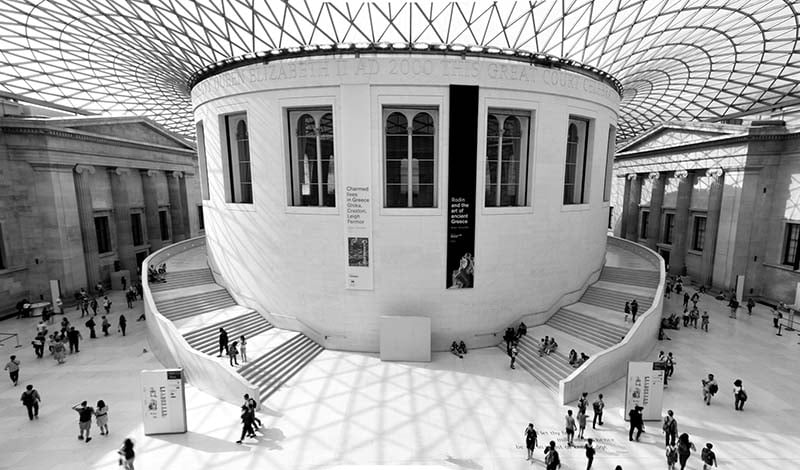 A black and white photo of The British Museum in London.