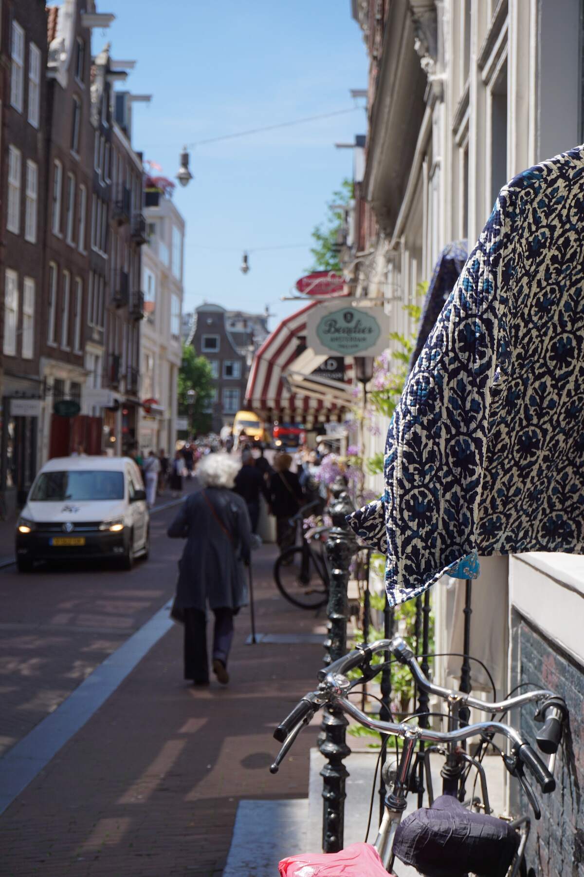 people walking in and out of the boutiques along 9 Streets in Amsterdam