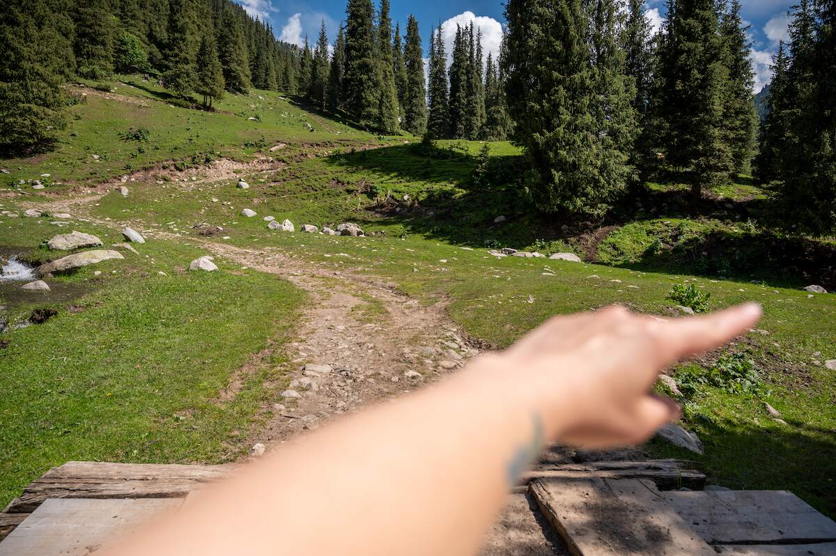 hand pointing to the right to show the correct direction to go on the hiking trail to Oguz-Bashi Peak (Yeltsin Peak) 